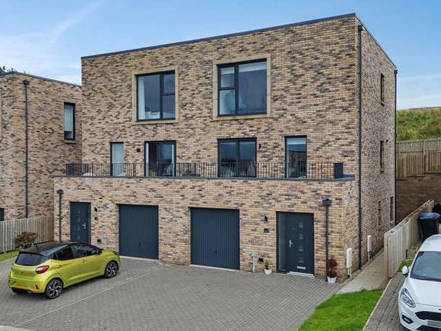 Townhouse for sale in Jackton Village