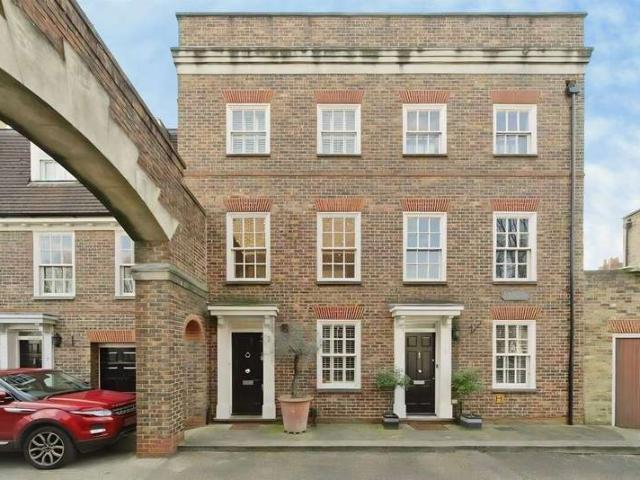 Townhouse for sale in London Borough of Hounslow, Greater London