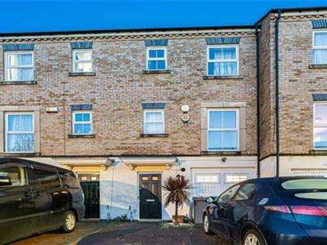 Townhouse for sale in Sudbury, Greater London
