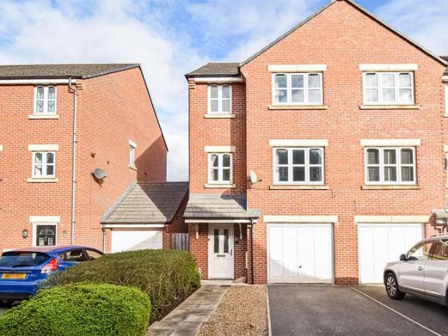 Townhouse for rent in Thorpe, West Yorkshire