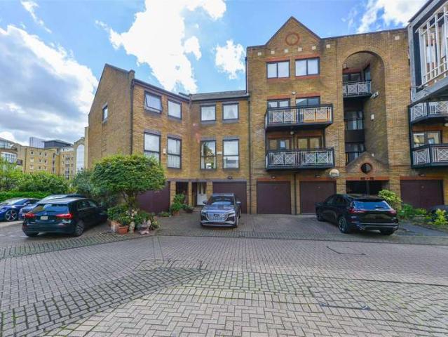 Townhouse for sale in Ratcliffe, Greater London