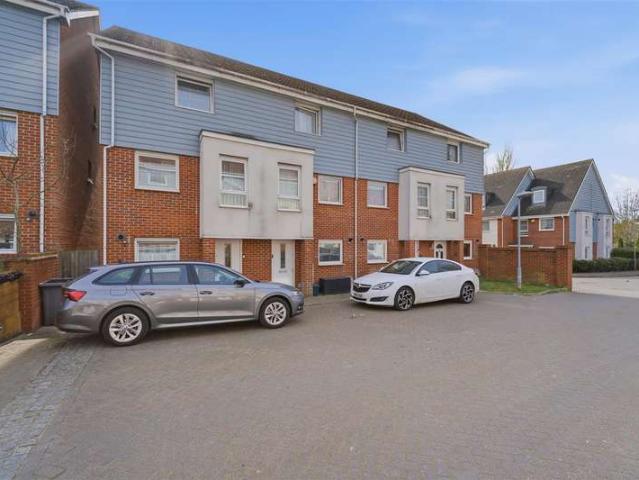 Townhouse for sale in Yiewsley, Greater London