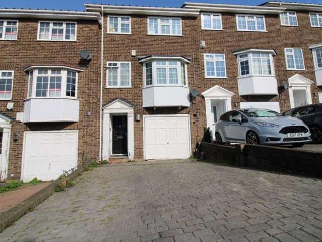 Townhouse for sale in South Benfleet, Essex