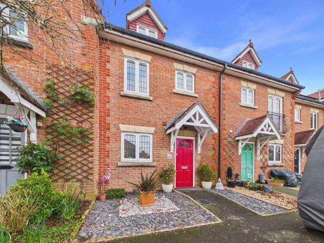 Townhouse for sale in Fishersgate, West Sussex