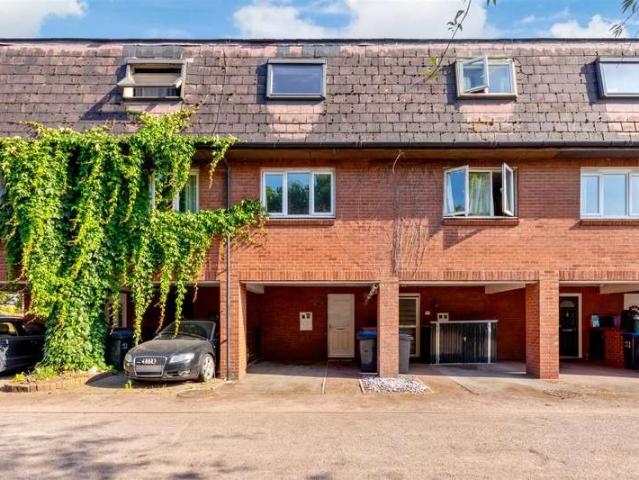 Townhouse for sale in London Borough of Merton, Greater London