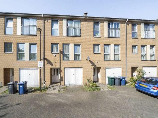 Townhouse for sale in Burnt Oak, Greater London