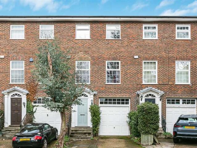 Townhouse for sale in Norbiton, Greater London