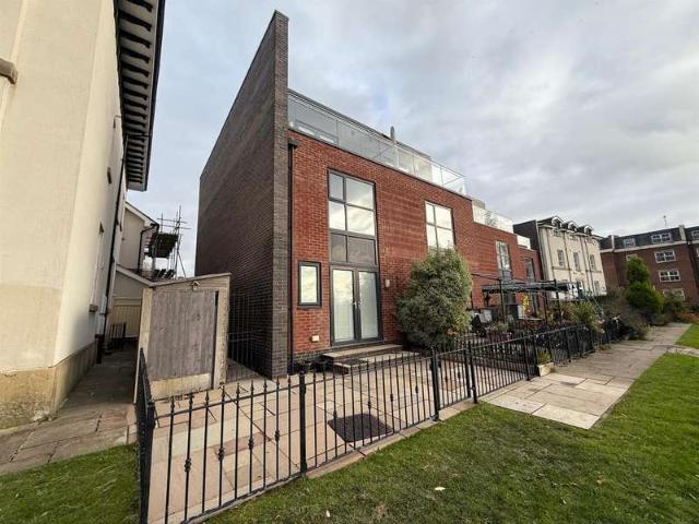 Townhouse for sale in Higher Broughton, Salford