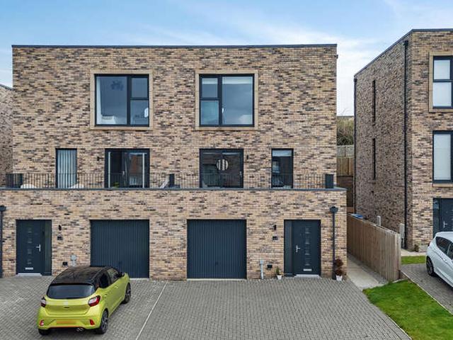 Townhouse for sale in Jackton Village, Scotland