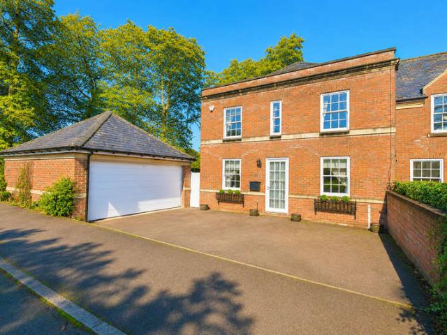 Townhouse for sale in Bawtry, South Yorkshire