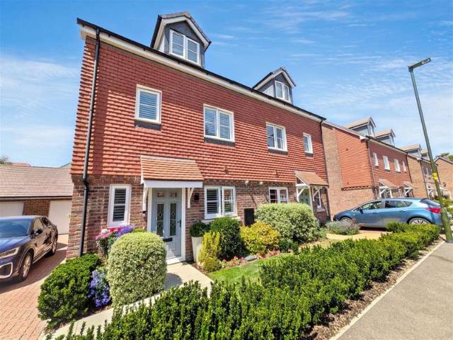 Townhouse for sale in Barnham, Arun