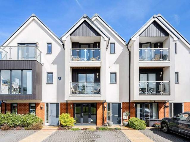 Townhouse for sale in Oxted, Hillview