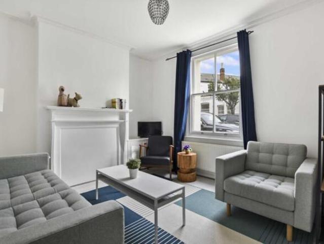 Townhouse for rent in Battersea, Greater London