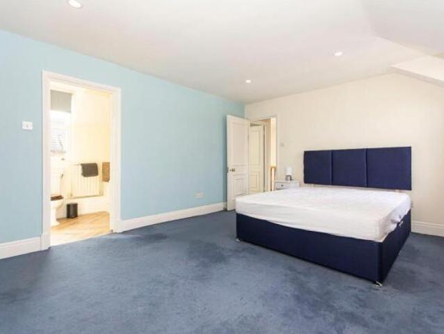 Townhouse for rent in Battersea, Greater London