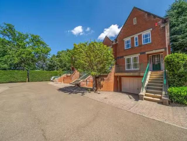 House for rent in Row Town, Surrey