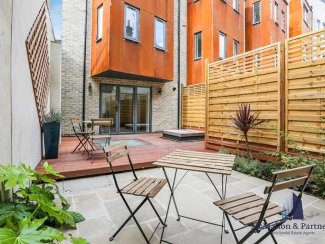 Townhouse for rent in Cat Hill