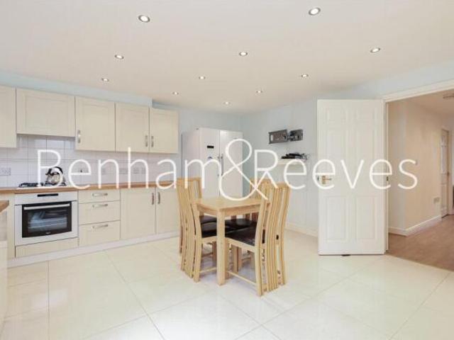 Townhouse for rent in Cat Hill, England