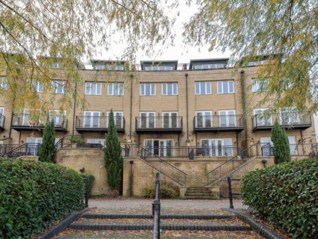 Townhouse for rent in Fenny Stratford, Milton Keynes