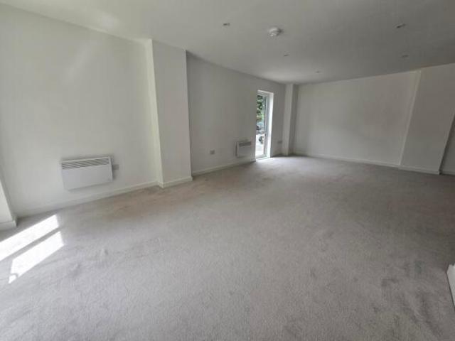 Townhouse for rent in South Lane, West Yorkshire