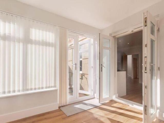 Townhouse for rent in Grove Park, Greater London
