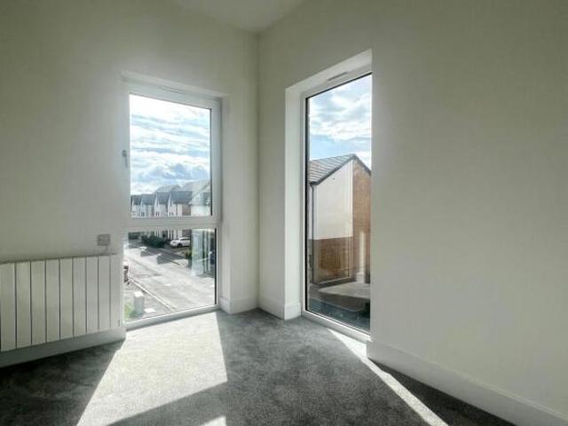 Townhouse for rent in Fole, Surrey