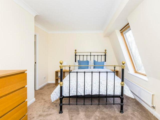 Townhouse for rent in Cat Hill, England