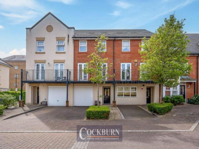 Townhouse for rent in Greater London