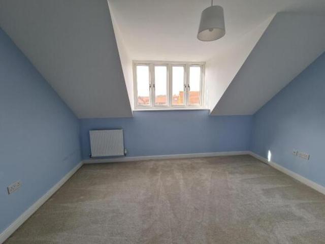 Townhouse for rent in Monks Orchard, Kent