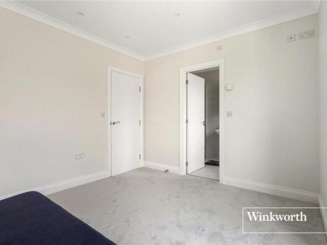 Townhouse for rent in Cat Hill, England