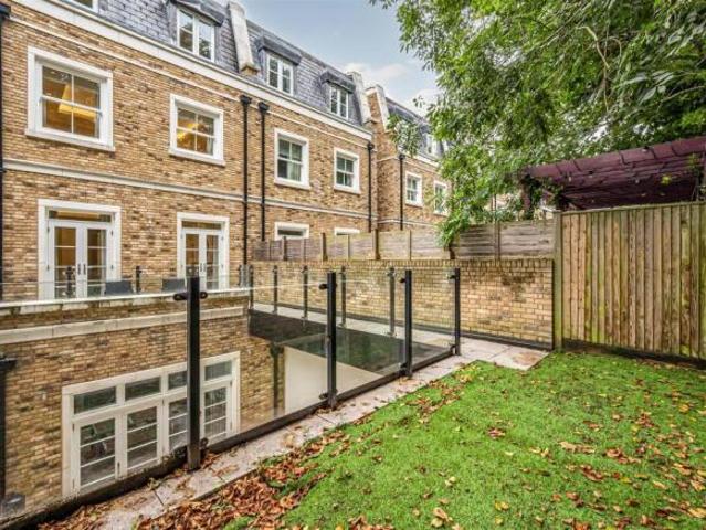 Townhouse for rent in Chiswick, Greater London