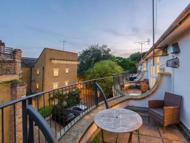 Townhouse for rent in Cat Hill