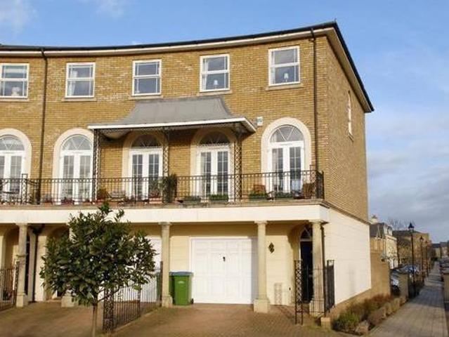 House for rent in Surrey