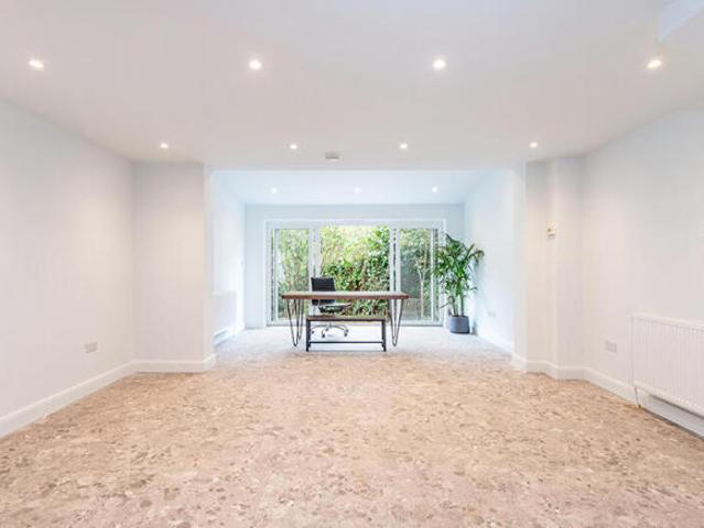 Townhouse for rent in Hampstead, Greater London