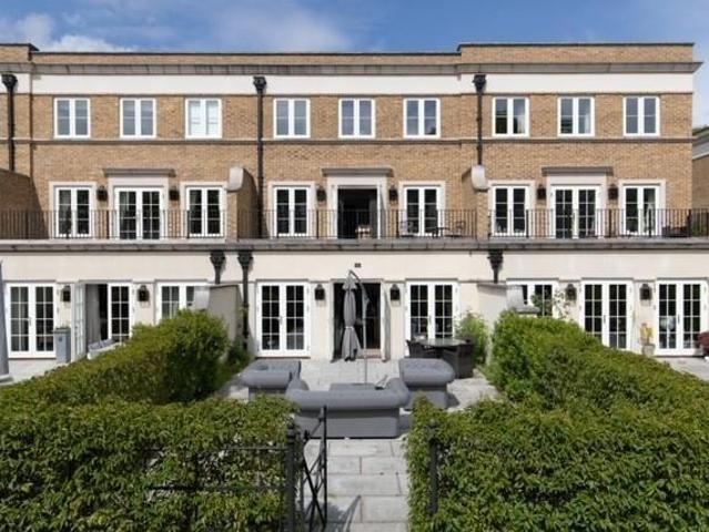 Townhouse for rent in Greater London
