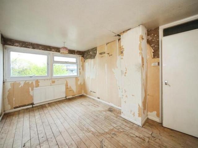 Townhouse for sale in Spring Park, Luton