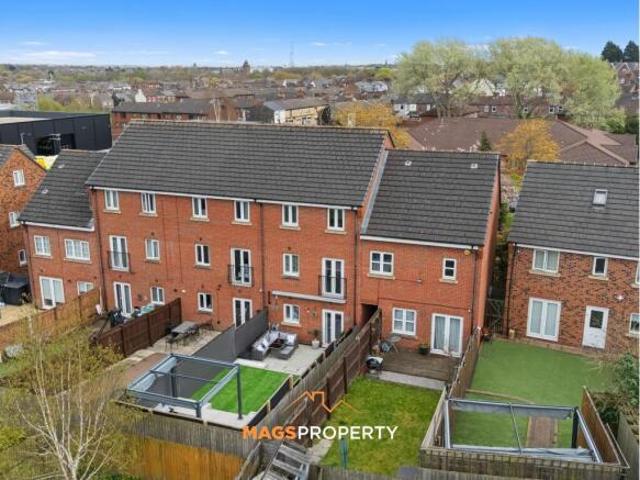 Townhouse for sale in Calderstones