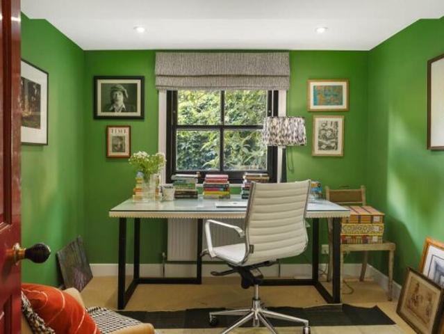 Townhouse for sale in Cat Hill, England