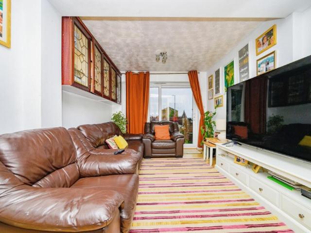 Townhouse for sale in Luton