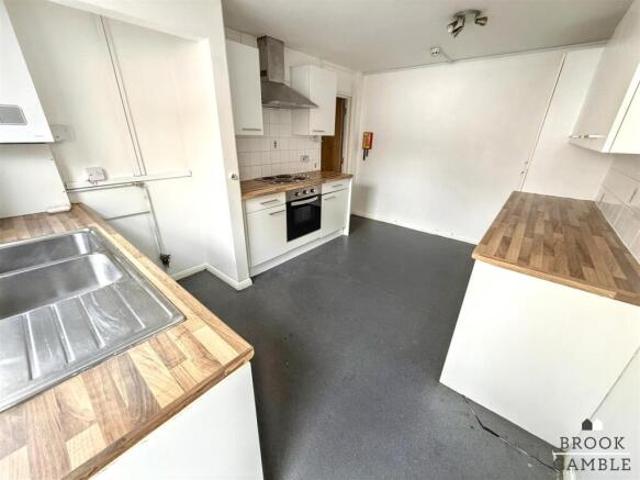 Townhouse for sale in Holywell, Eastbourne