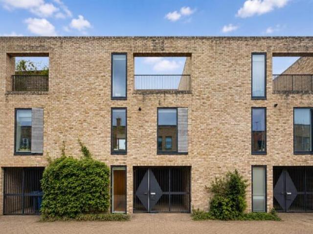 Townhouse for sale in Arbury, Cambridgeshire