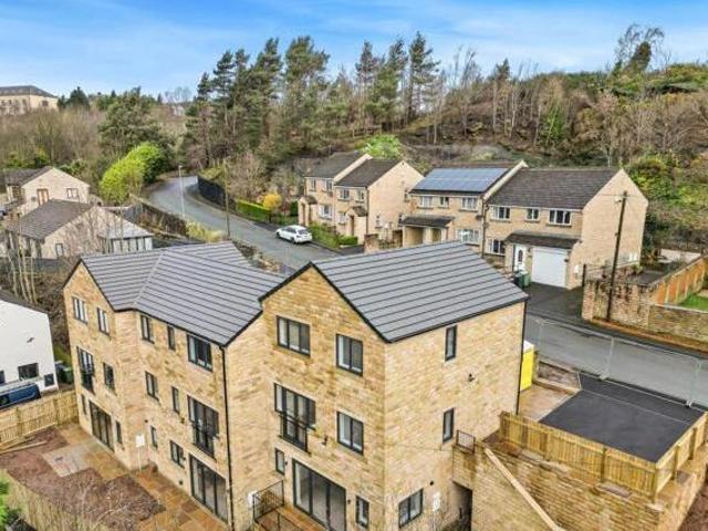 House for sale in Huddersfield, West Yorkshire