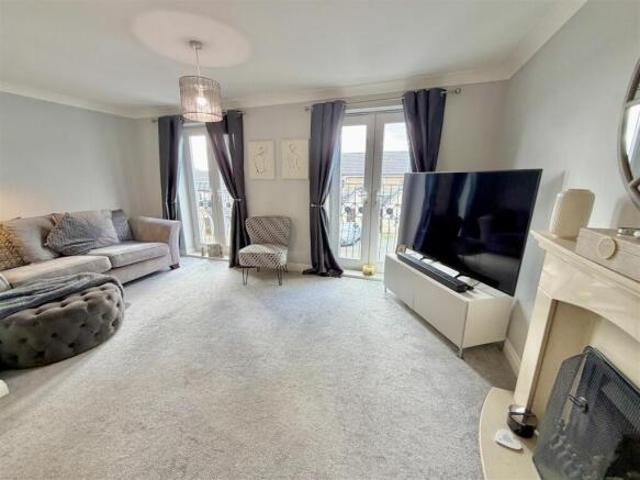 Townhouse for sale in Lower Wyke, West Yorkshire