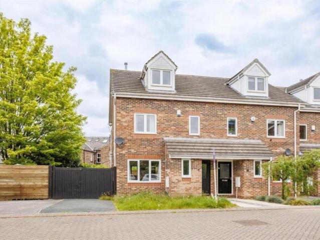 Townhouse for sale in Bell Farm, High Field