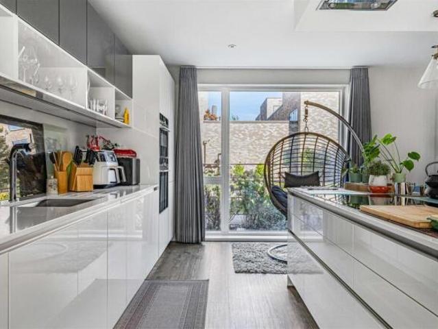 Townhouse for sale in Ninewells, Cambridge