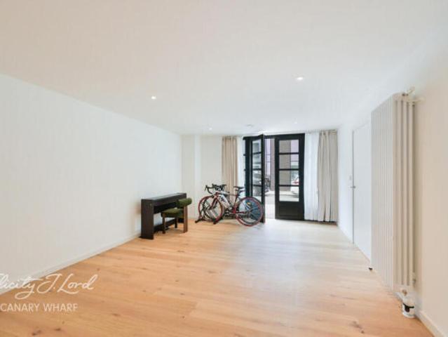 Townhouse for sale in Cat Hill