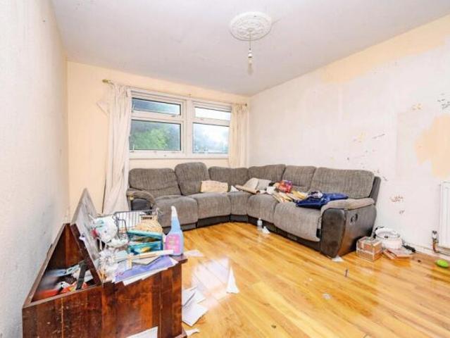 Townhouse for sale in Luton