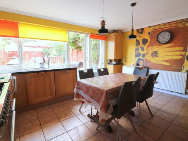 Townhouse for sale in Luton