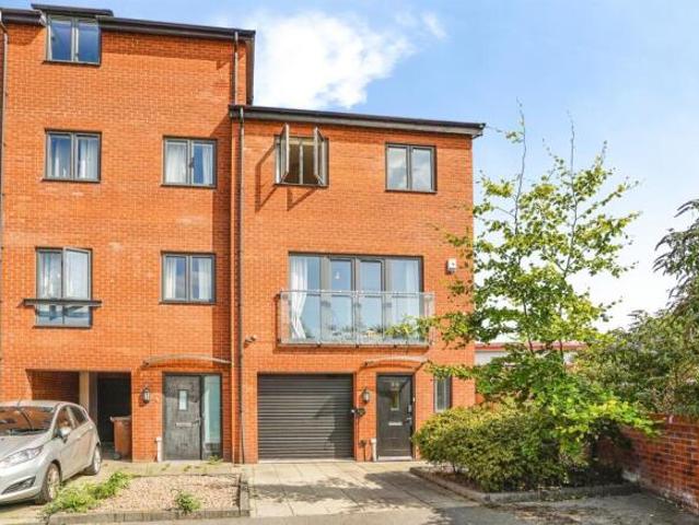 Townhouse for sale in Hunslet, West Yorkshire