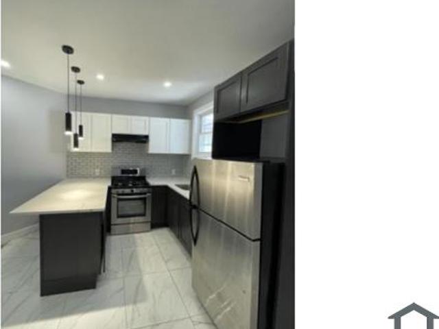 Townhouse for rent in Newark