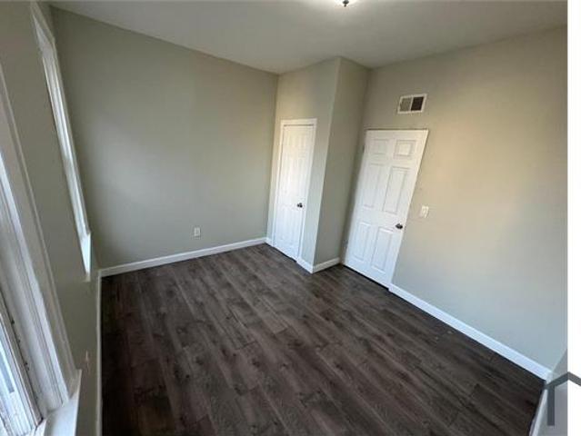 Townhouse for rent in Newark